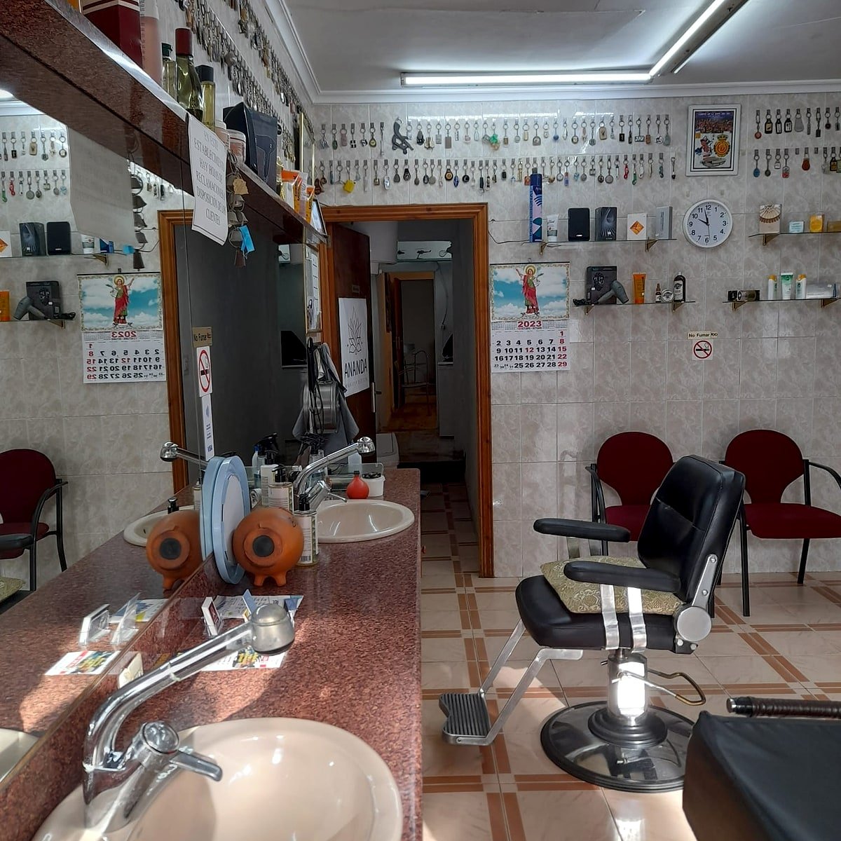 Vista de los lavacabezas y la silla de barbero principal.